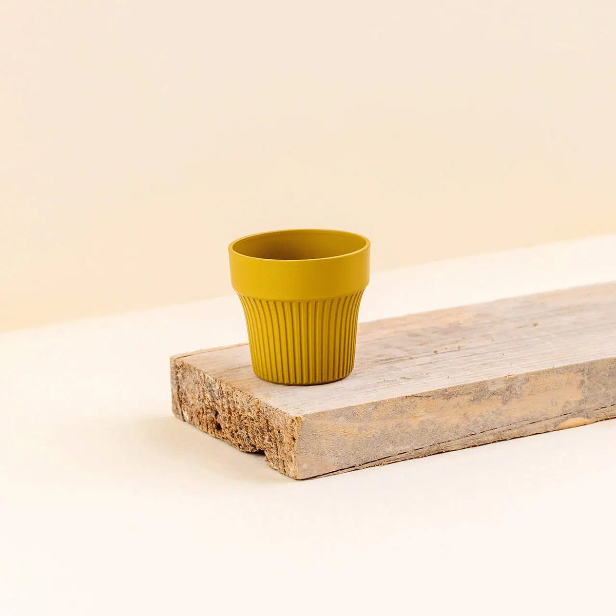 Cache-pot plastique recyclé Tiny golden lime jaune ocre